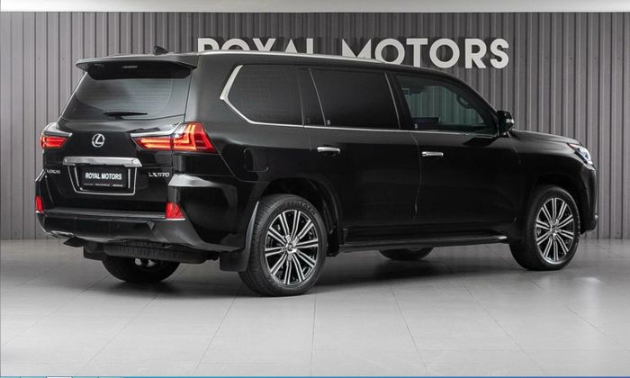 Modifikasi Lexus LX 570 limousine dengan panjang total  5.573 mm