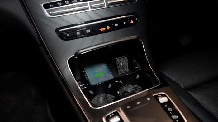 Tersedia wireless charger dan port USB di konsol tengah