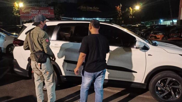 Kaca pintu tengah kanan Toyota Rush pecah dibobol maling