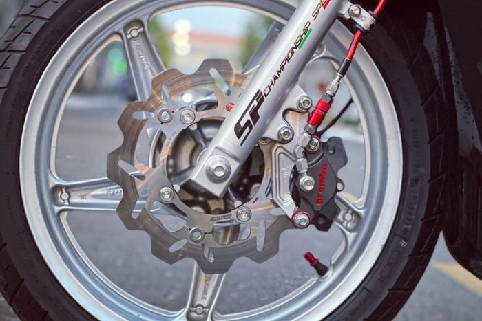 Kaki depannya mendapatkan upgrade pengereman