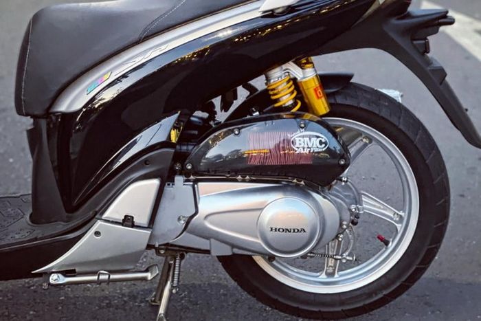 Suspensi belakangnya diganti dengan shock Ohlins