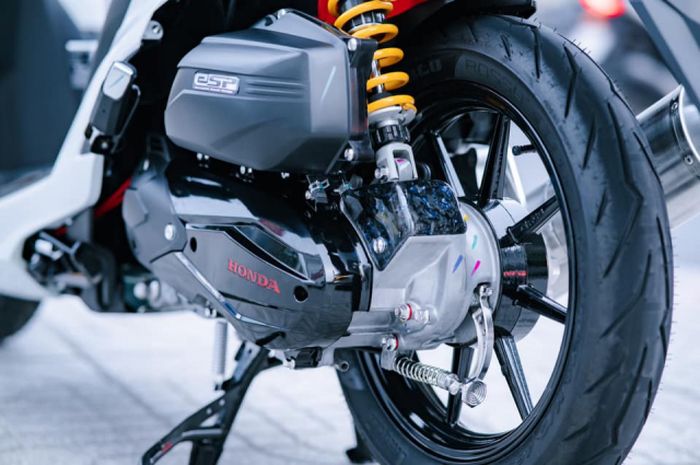 Rem belakang tetap model tromol tapi suspensi sudah pakai Ohlins
