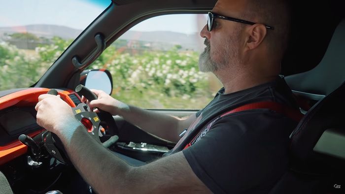 James saat mengemudikan Toyota HiAce bermesin V12 garapannya.