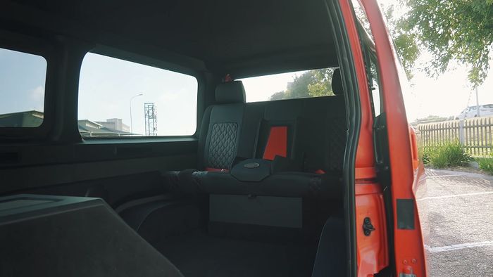 Jok penumpang yang ada di taksi Toyota HiAce garapan James.