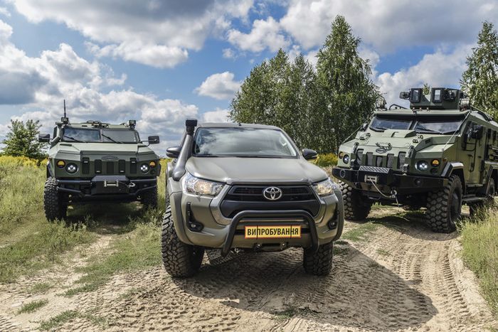 Modifikasi Toyota Hilux Saigak bersama kendaraan militer siap tempur
