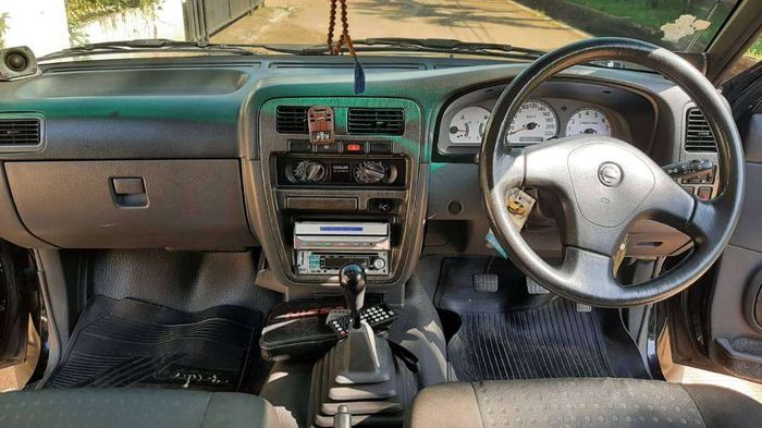 Interior Nissan Terrano Spirit 2006