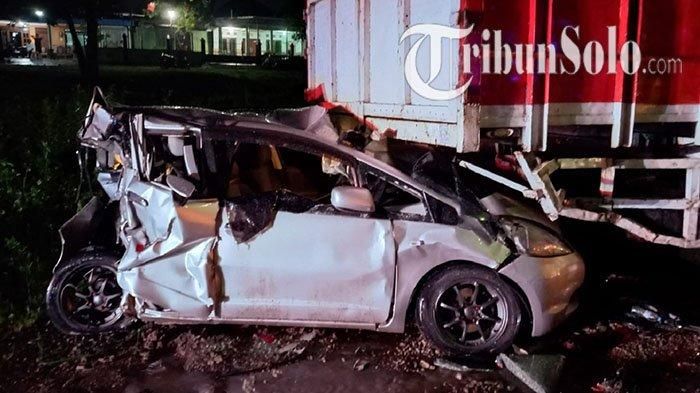 Kondisi honda Jazz yang ditubruk Pajero Sport pecah ban