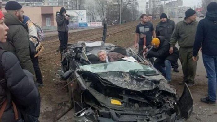 Detik-detik evakuasi pria tua yang mobilnya dilindas tank tentara Rusia