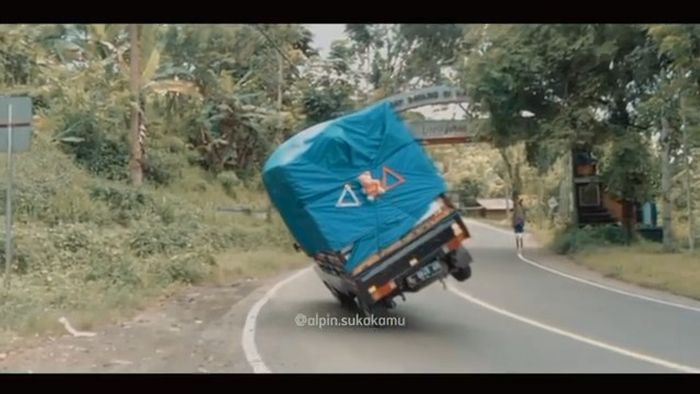 Suzuki Carry pikap yang bawa barang over load oleng dan berakhir nyungsep di pinggir jalan.