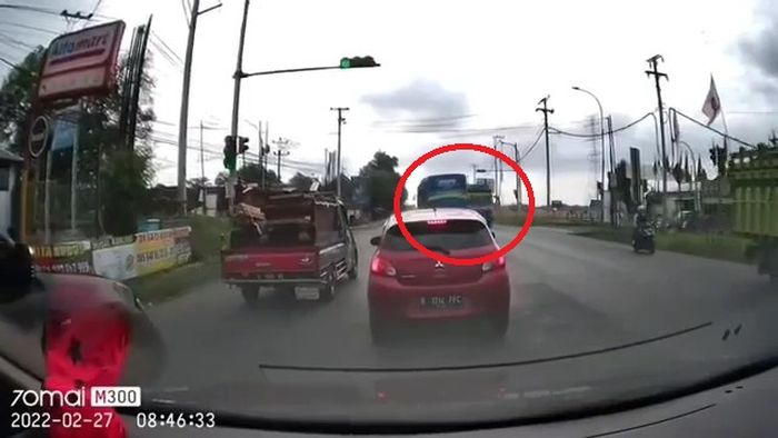 Bus yang ugal-ugalan hampir saja adu banteng lawan truk dari arah lawan.