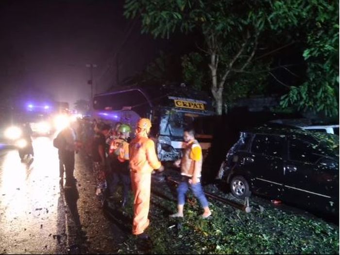 Petugas gabungan melakukan evakuasi kecelakaan maut jalur Secang, Magelang, Jateng