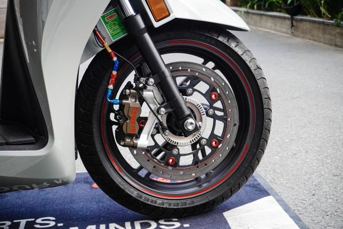 Kaki depannya mendapatkan upgrade rem saja