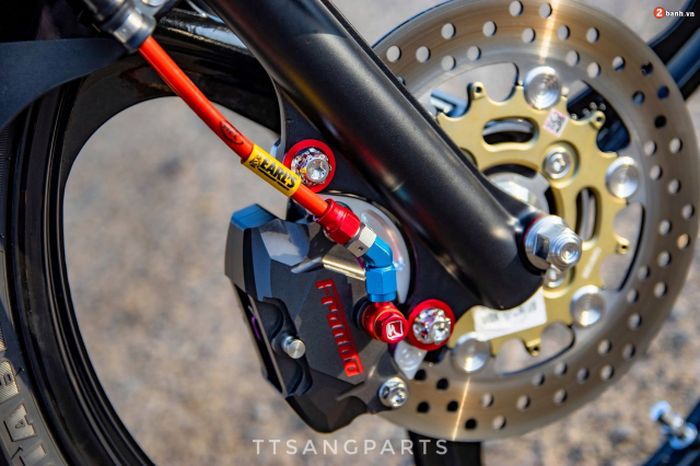 Pelek diganti model palang tiga dan diberi pengereman baru yang lebih impresif