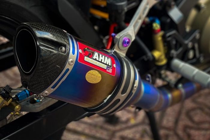 Sektor mesin diupgrade jadi 221 cc dan memakai knalpot AHM M3