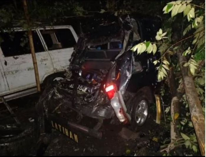 Kondisi Toyota Kijang dan Daihatsu Xenia imbas kecelakaan bus PO EKA di jalur Secang, Magelang, Jateng