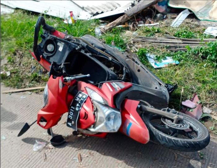 Kondisi Honda BeAT setelah ditabrak Toyota Avanza dari belakang di JLS kota Cilegon, Banten