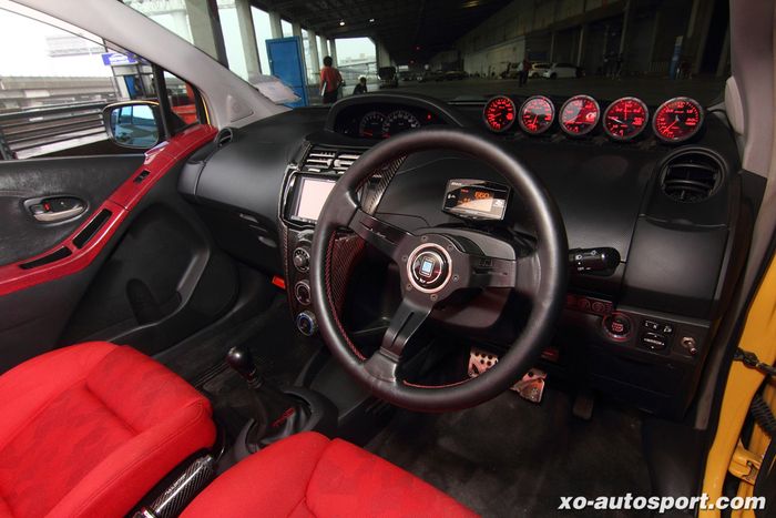 Tampilan kabin racing modifikasi Toyota Yaris bakpao bermesin turbo