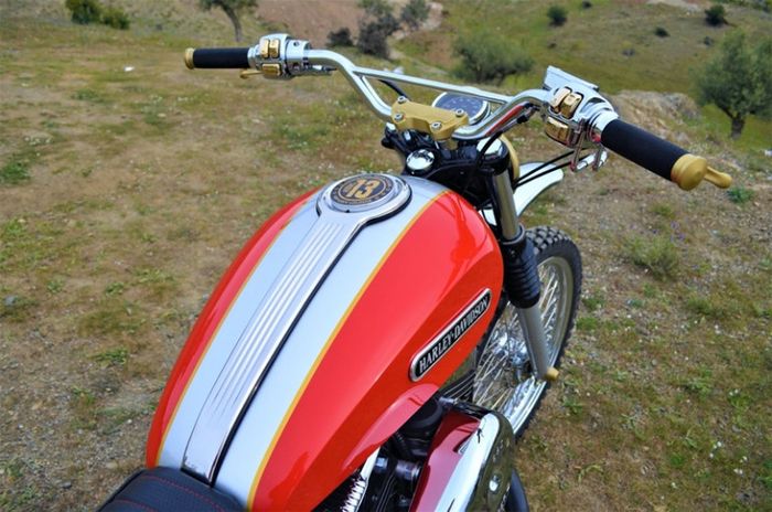 Kokpit dibuat minimalis dan tangki diganti model kustom