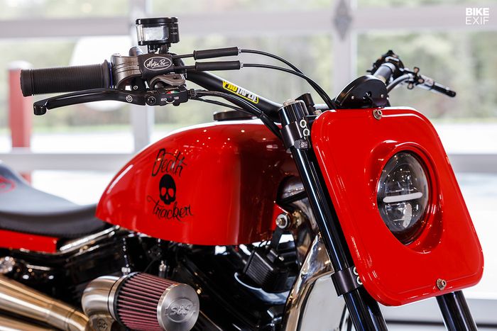 Wajahnya memakai number plate dan headlamp LED