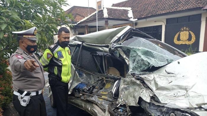 Kondisi Toyota Kijang Innova hancur tak berbentuk ditusuk truk dari kanan hingga terjepit pohon di Sidoarjo