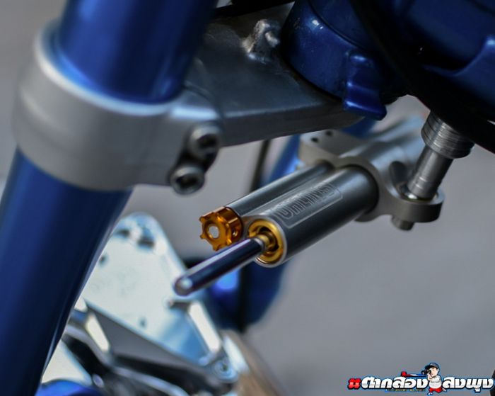 Di bawah segitiganya ada steering damper Ohlins