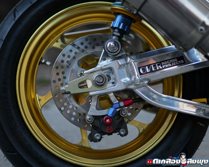 Swingarm diganti dengan produk Over Racing yang kekar