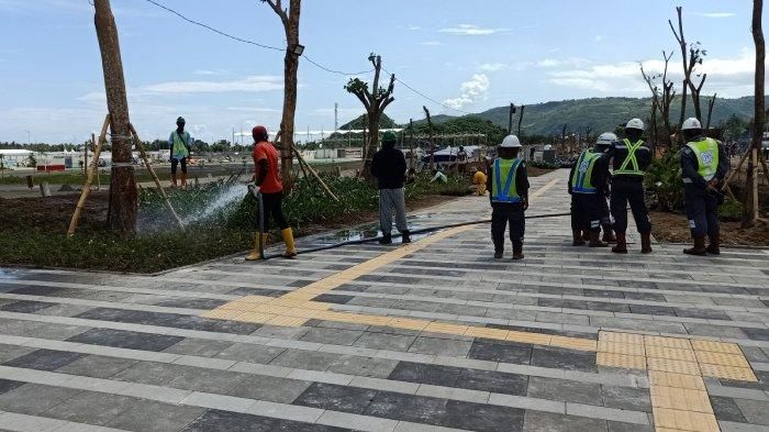 Pengerjaan area trotoar dan penamaman pohon hias di area depan Sirkuit Mandalika