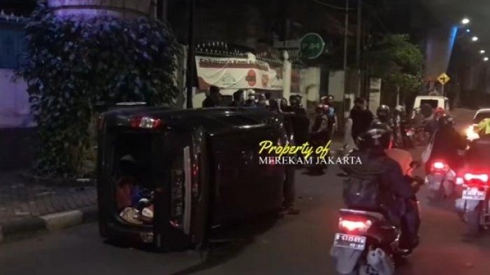 Kondisi Toyota Avanza yang dikemudikan WNA China terguling di Jl Prapanca Raya, Pulo, Kebayoran Baru, Jakarta Selatan