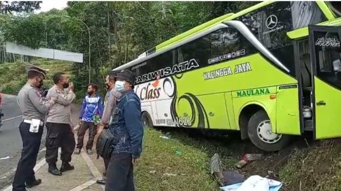 Kecelakaan lalu lintas tunggal Bus Pariwisata PO Kalingga , di dekat jalur penyelamat ruas jalan raya Bayeman, Desa Tlahab Lor, Kecamatan Karangreja, Kabupaten Purbalingga