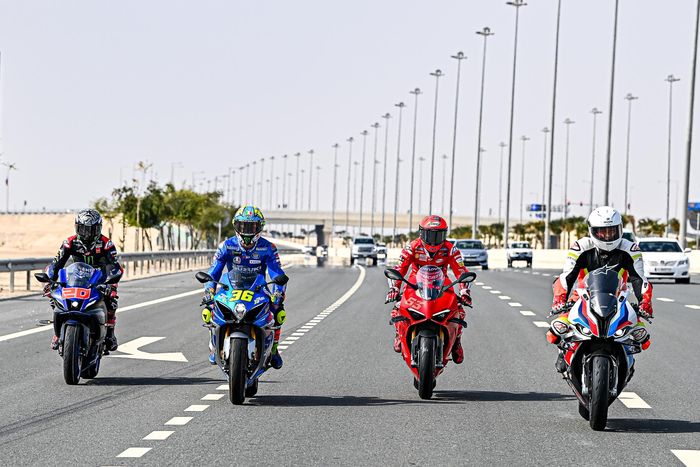 Cafu menggunakan BMW S1000RR untuk menemani Joan Mir, Francesco Bagnaia dan Fabio Quartararo riding di jalan raya Qatar