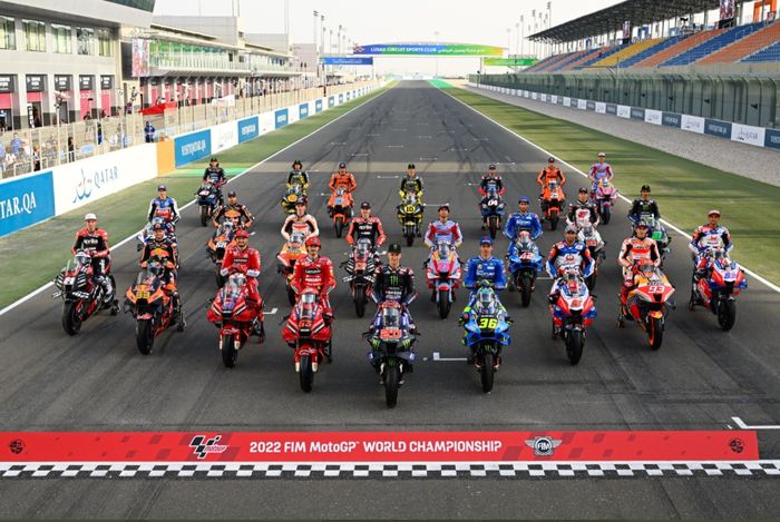 Pembalap melakukan sesi foto bersama jelang MotoGP Qatar 2022