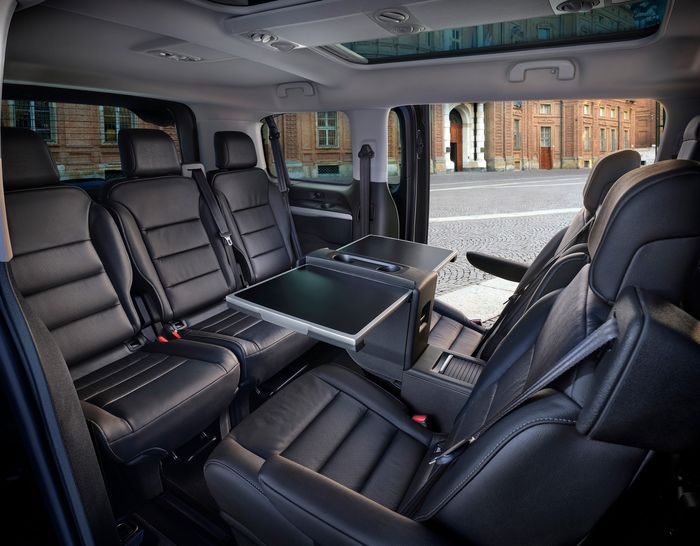 Interior Fiat E-Ulysse yang menawarkan kabin selayaknya kantor berjalan.