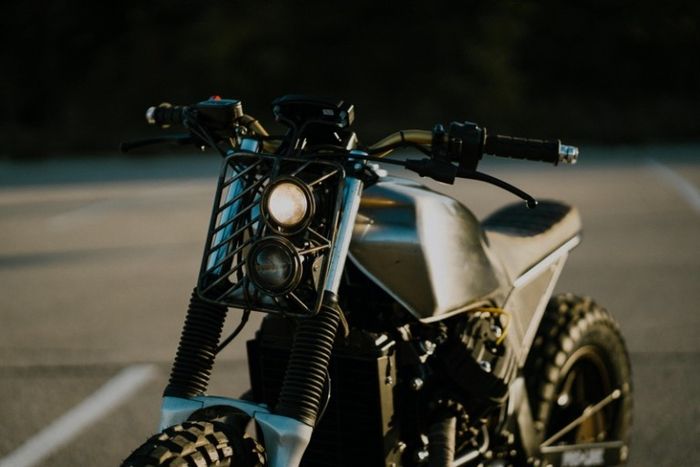 Tampang depannya terlihat garang dengan nuansa apocalyptic