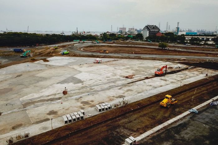 Tampak area yang nantinya akan dibangun paddock di sirkuit Formula E Jakarta di Ancol, tinggal pengerjaan pit lane saja. 