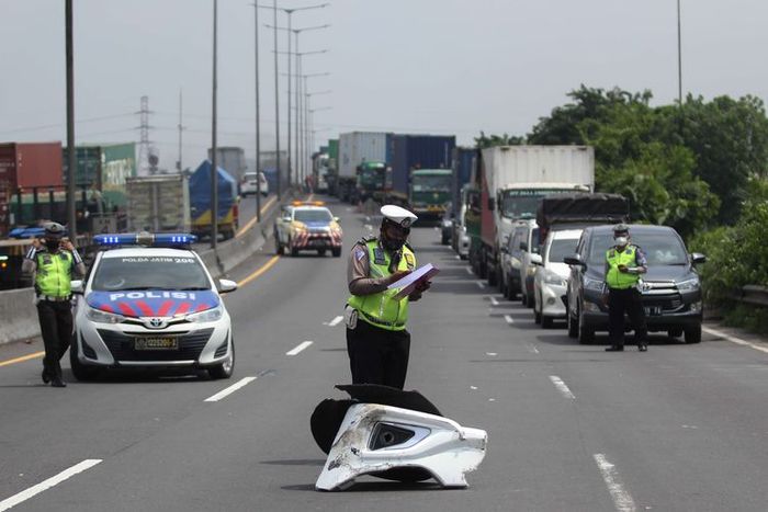 Polisi melakukan pemeriksaan di lokasi kecelakan bus pariwisata dengan truk di Tol Dupak - Tanjung Perak Surabaya, Jawa Timur, Sabtu (5/3/2022).