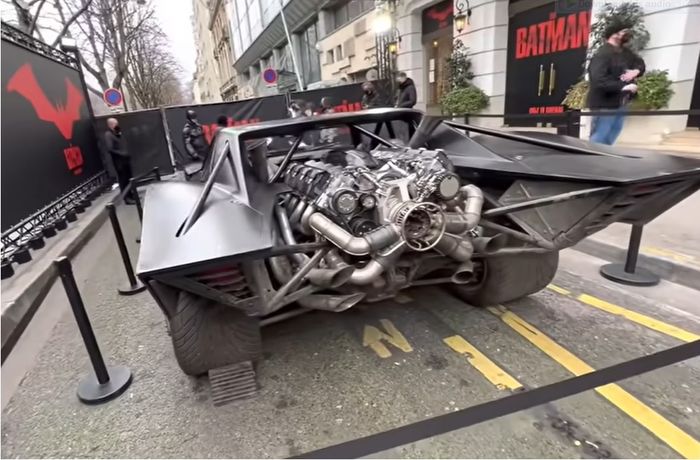 Mesin Batmobile pada film THe Batman yang diperankan Robert Pattinson