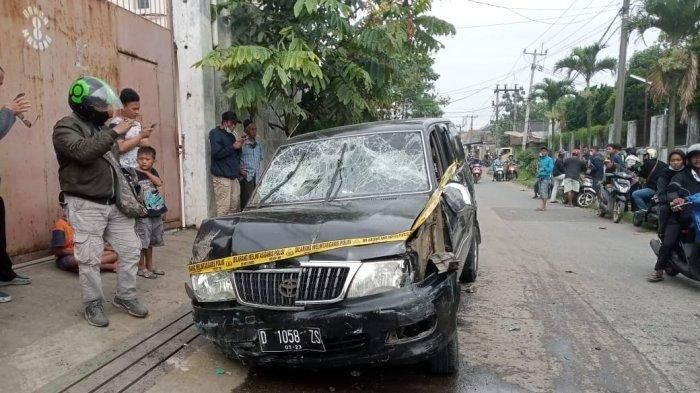 Kondisi Kijang Kapsul yang dirusak massa karena tabrak lari