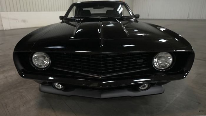 Tampilan depan restomod Chevrolet Camaero 1969