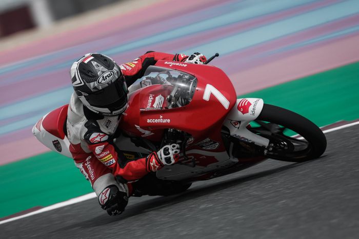 Veda Ega Pratama berhasil bawa bendera merah putih berkibar pada ATC Qatar balapan kedua. Ia meraih podium ketiga di persaingan ketat.