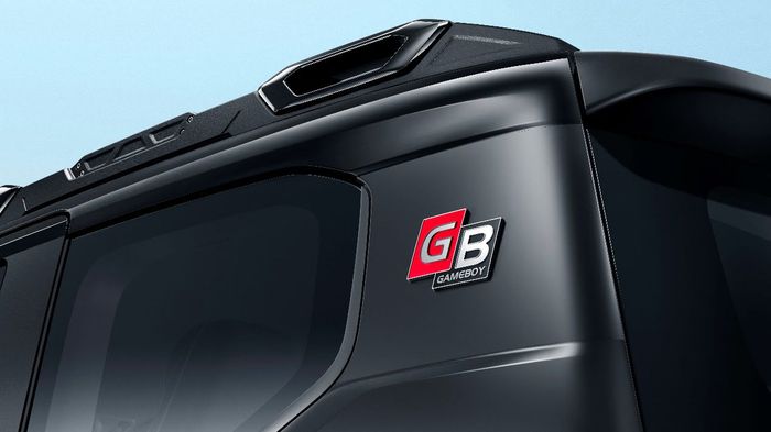 Emblem edisi spesial GameBoy sekilas mirip desain logo GR di Toyota