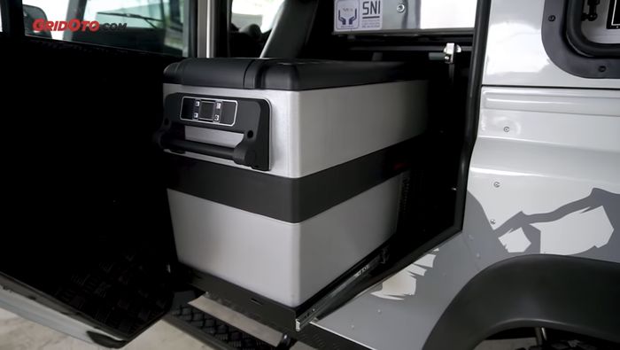 Tersedia juga cooling box hingga kulkas di Land Rover Defender