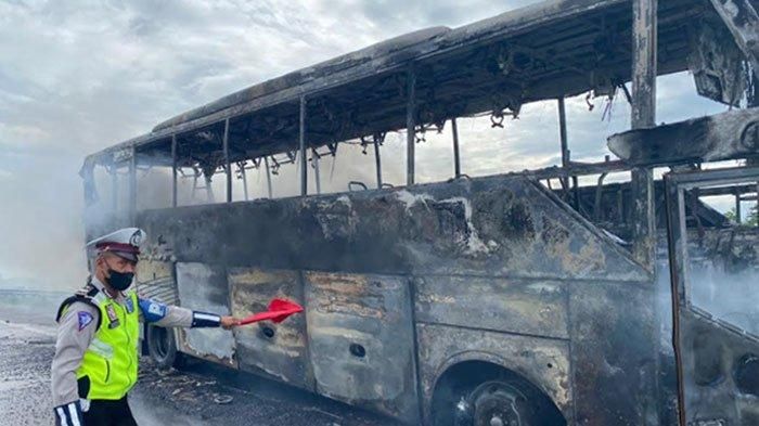 Kondisi bus pariwisata berisi 44 penumpang terbakar di tol Pandaan-Malang