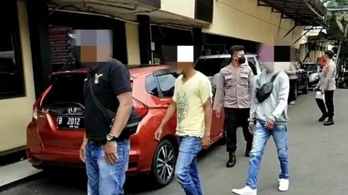 Lima debt collector yang diamankan Polres Metro Depok karena tarik paksa mobil di jalan