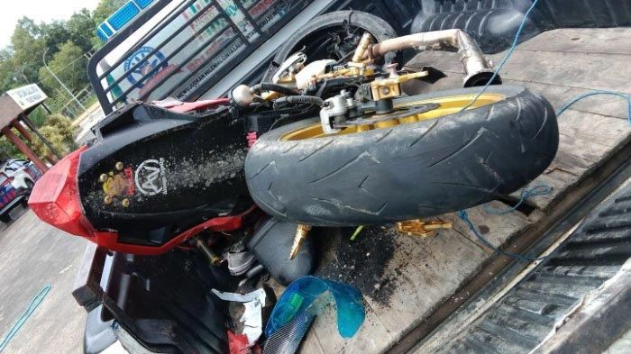 Kawasaki Ninja 250 ringsek setelah adu tubruk lawan truk dump