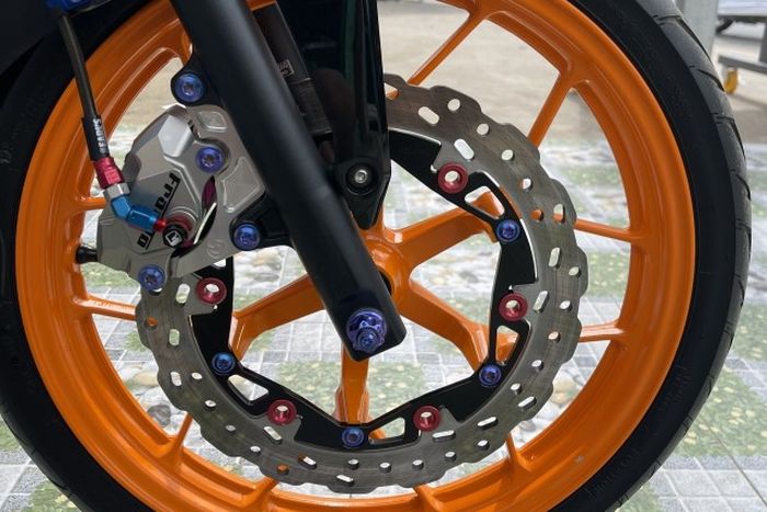 Kaki depannya hanya diberi kaliper Frando dan cakram Braketech