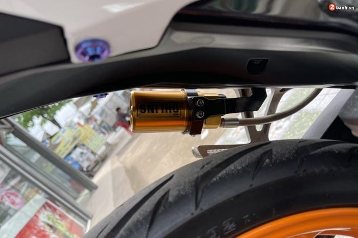 Suspensi belakang diganti dengan shock Ohlins
