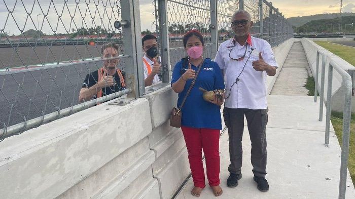 Rara Isti Wulandari (kiri) bersama Direktur Utama MGPA Priandhi Satria usai melakukan aksinya menghalau hujan saat resufarcing sirkuit Mandalika