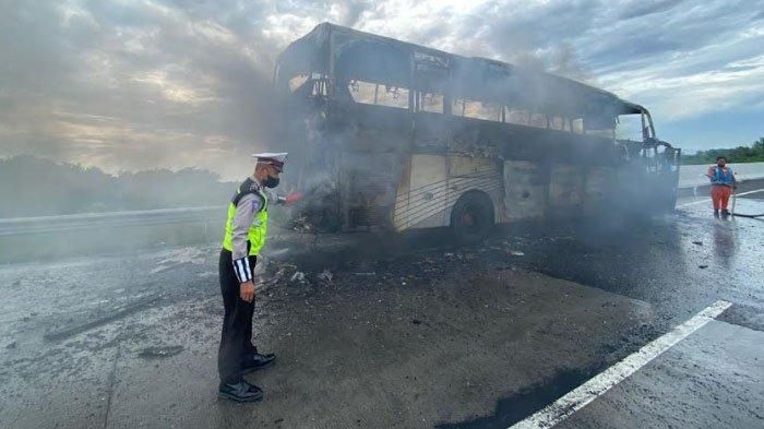 Kondisi bus pariwisata yang terbakar di tol Pandaan-Malang, (6/3/22)