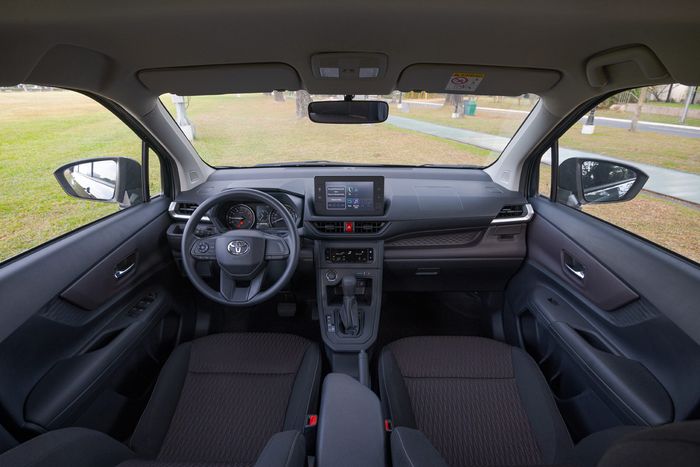 Ilustrasi interior Toyota Avanza 1.5 G CVT versi Filipina yang memiliki banyak fitur yang tidak didapat 1.3 J MT.