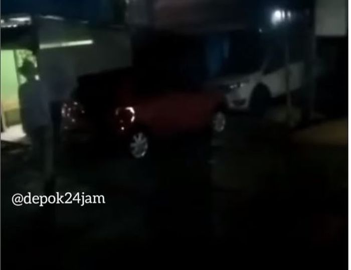 Rekaman saat geng motor pecah kaca Nissan March warga di Jl Cagar Alam, Pancoran Mas, Depok